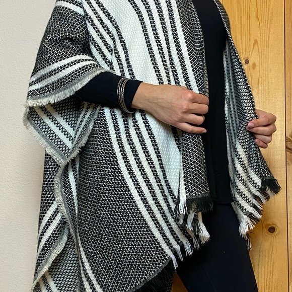 Poncho - Picture 2 of 7